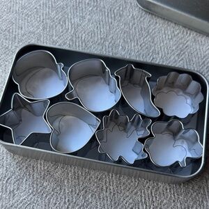 Pampered Chef Metal Cookie Cutter Set in Tin